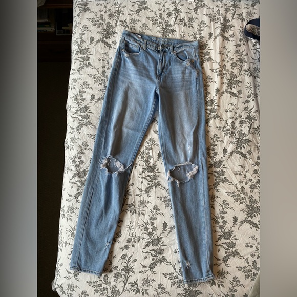 American Eagle Outfitters Denim - American Eagle “Mom Jeans”
